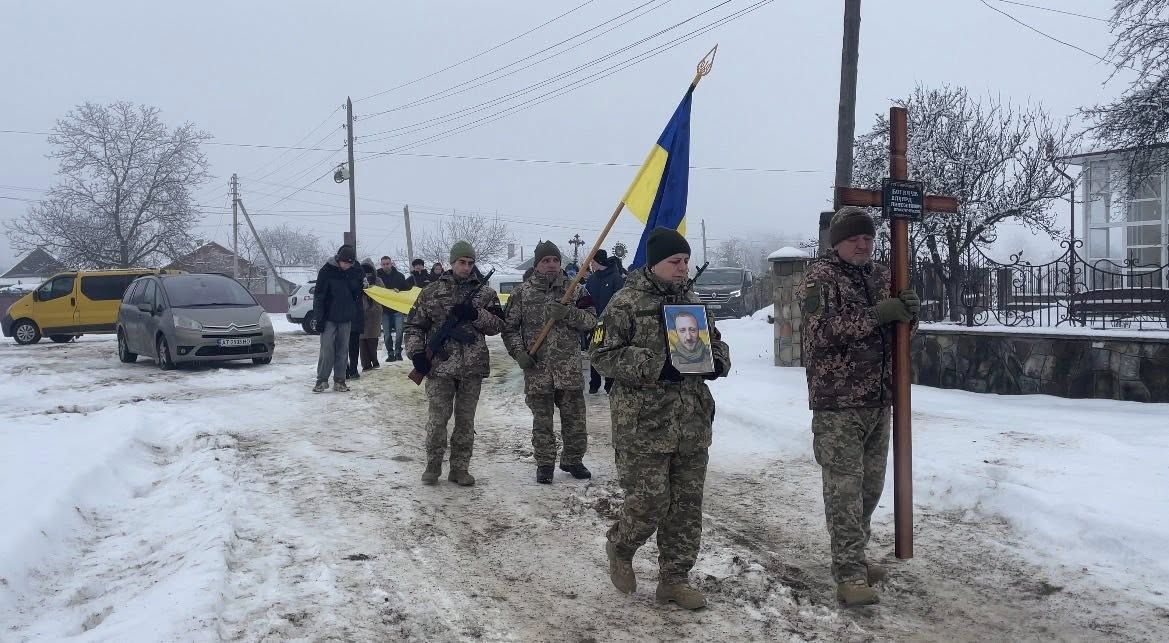 У Надвірнянській громаді попрощались із полеглим Героєм Едуардом Богачуком 10