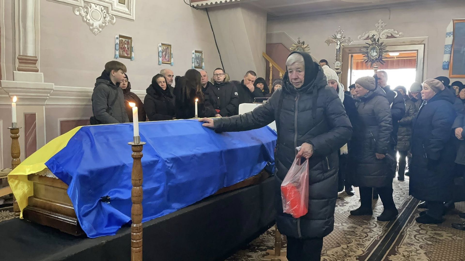 У Надвірнянській громаді попрощались із полеглим Героєм Едуардом Богачуком 13