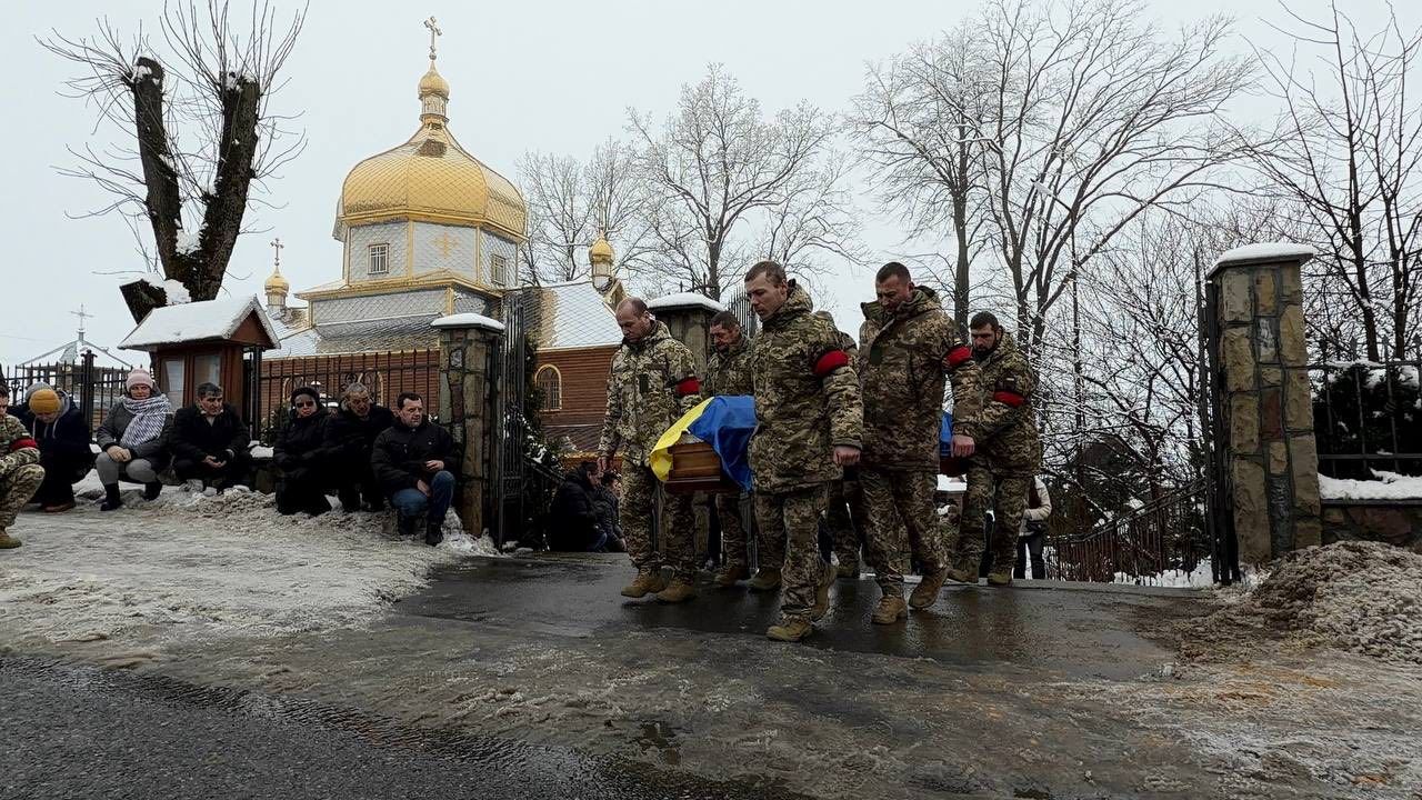 У Надвірнянській громаді попрощались із полеглим Героєм Едуардом Богачуком 14