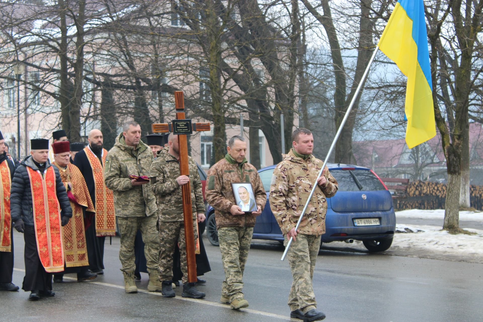 У Верховині провели в останню дорогу померлого воїна Петра Кузика 1