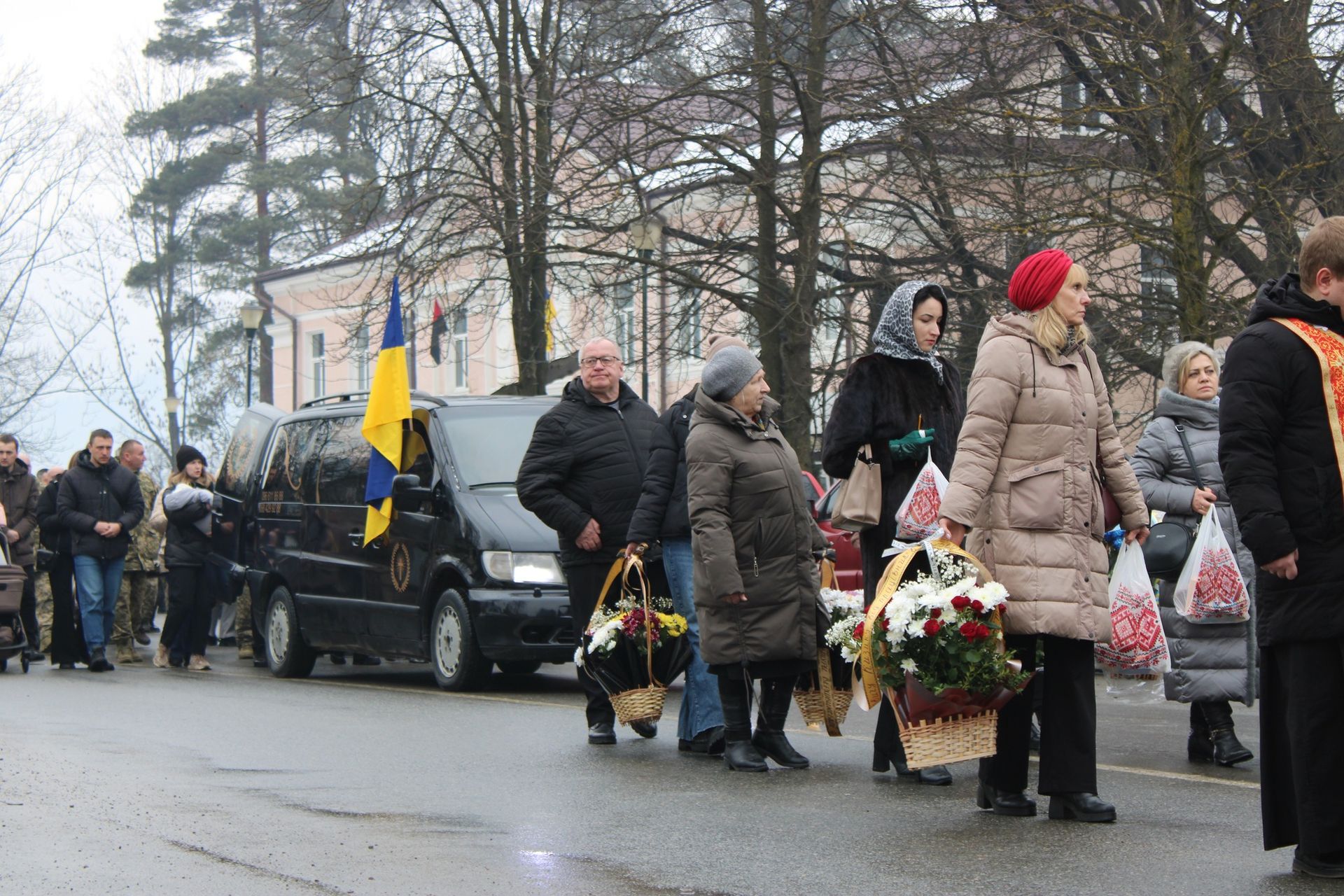 У Верховині провели в останню дорогу померлого воїна Петра Кузика 2