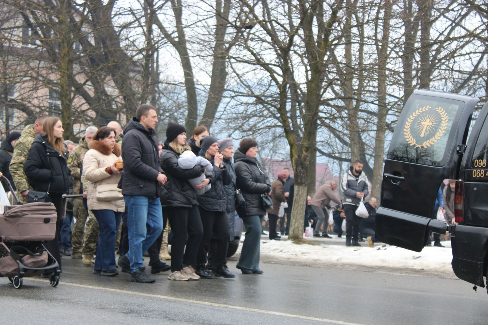 У Верховині провели в останню дорогу померлого воїна Петра Кузика 3
