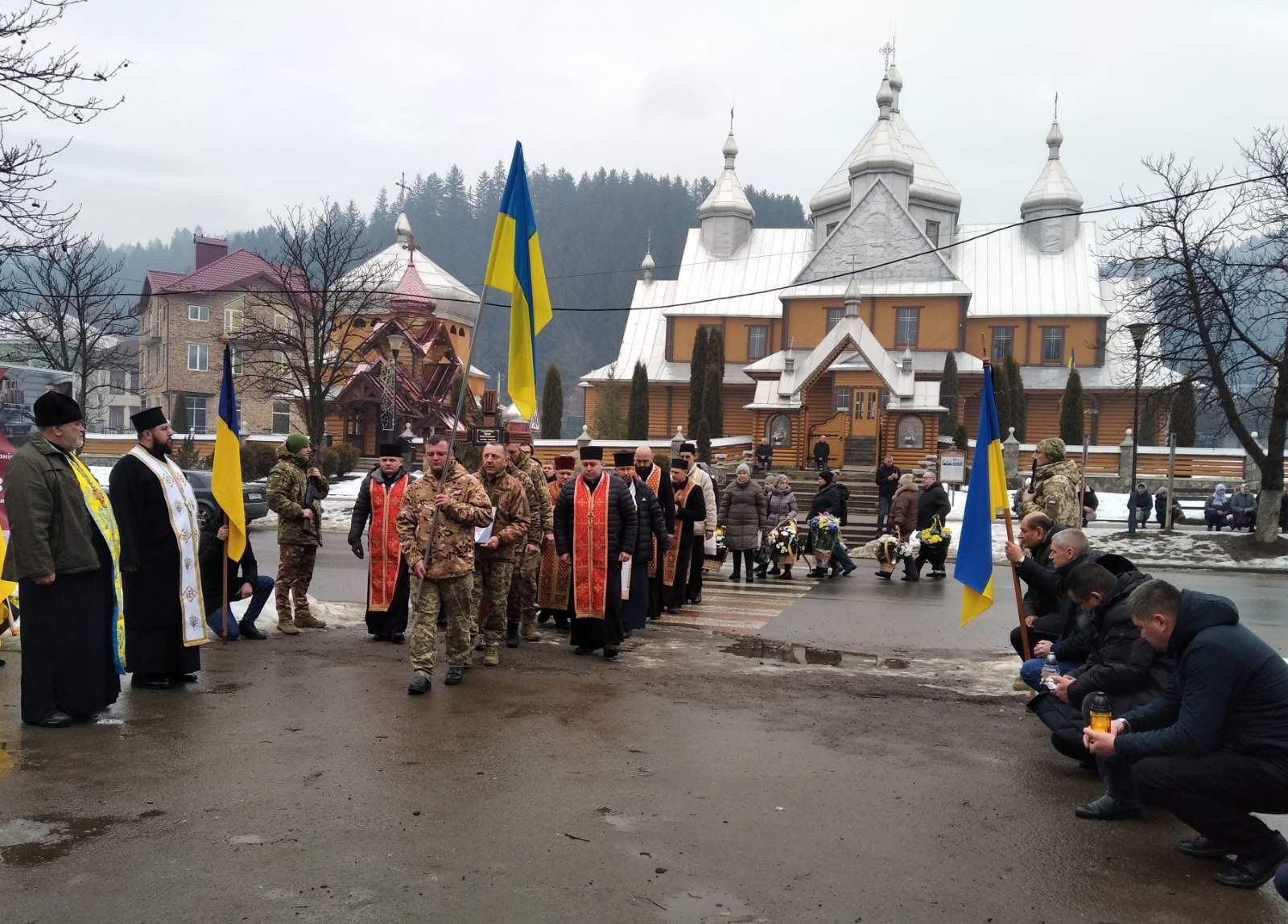 У Верховині провели в останню дорогу померлого воїна Петра Кузика 5