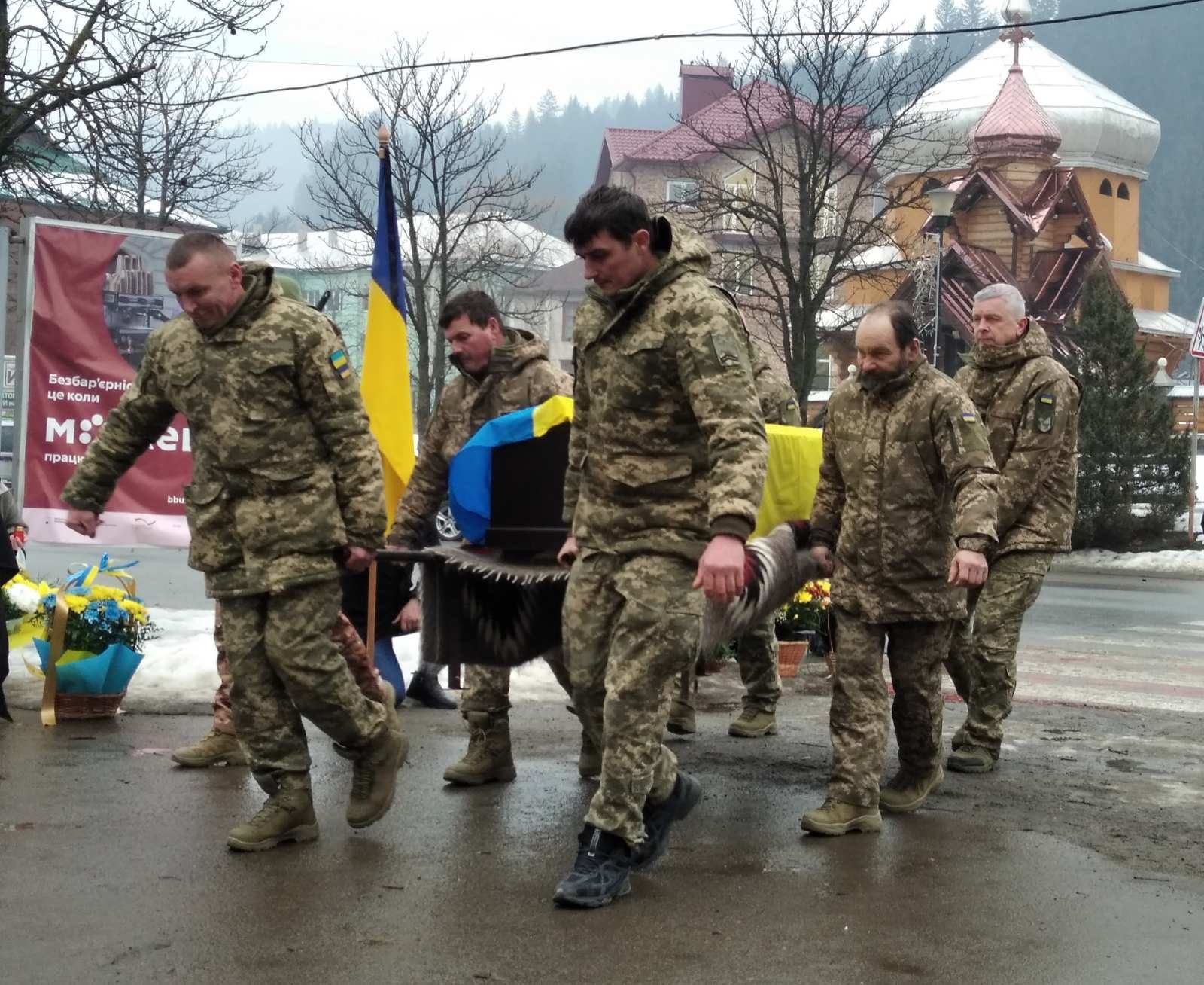 У Верховині провели в останню дорогу померлого воїна Петра Кузика 6