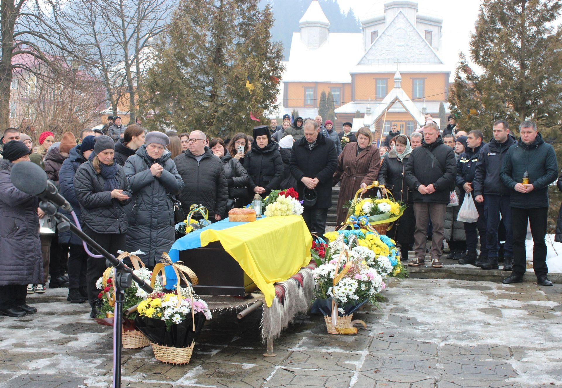 У Верховині провели в останню дорогу померлого воїна Петра Кузика 7