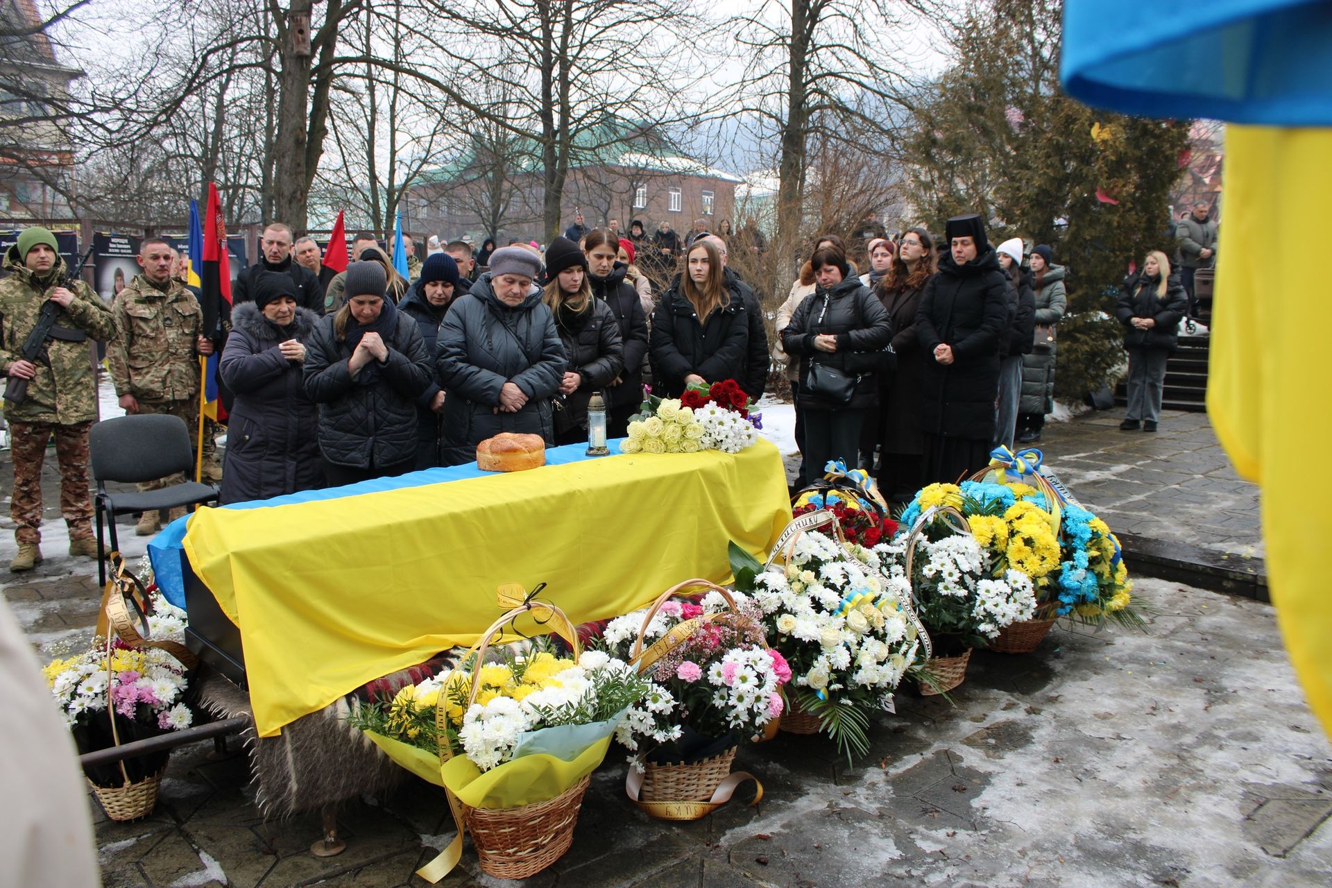 У Верховині провели в останню дорогу померлого воїна Петра Кузика 9