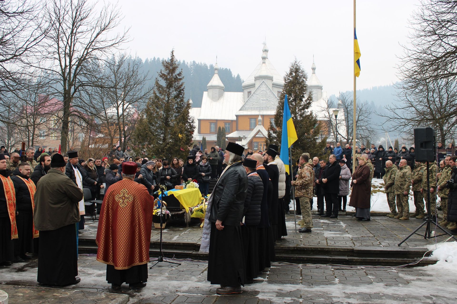 У Верховині провели в останню дорогу померлого воїна Петра Кузика 11