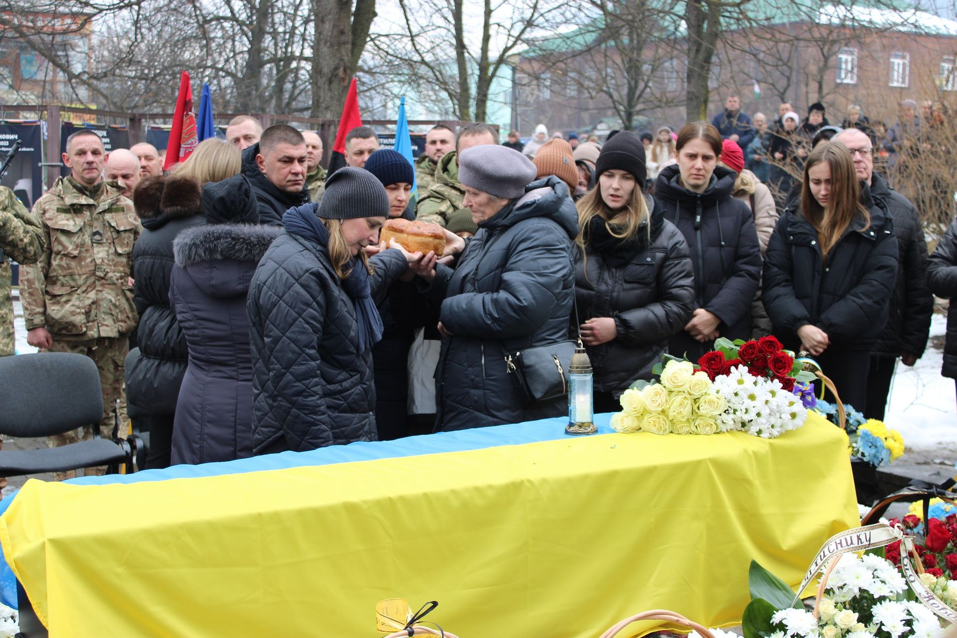У Верховині провели в останню дорогу померлого воїна Петра Кузика 12