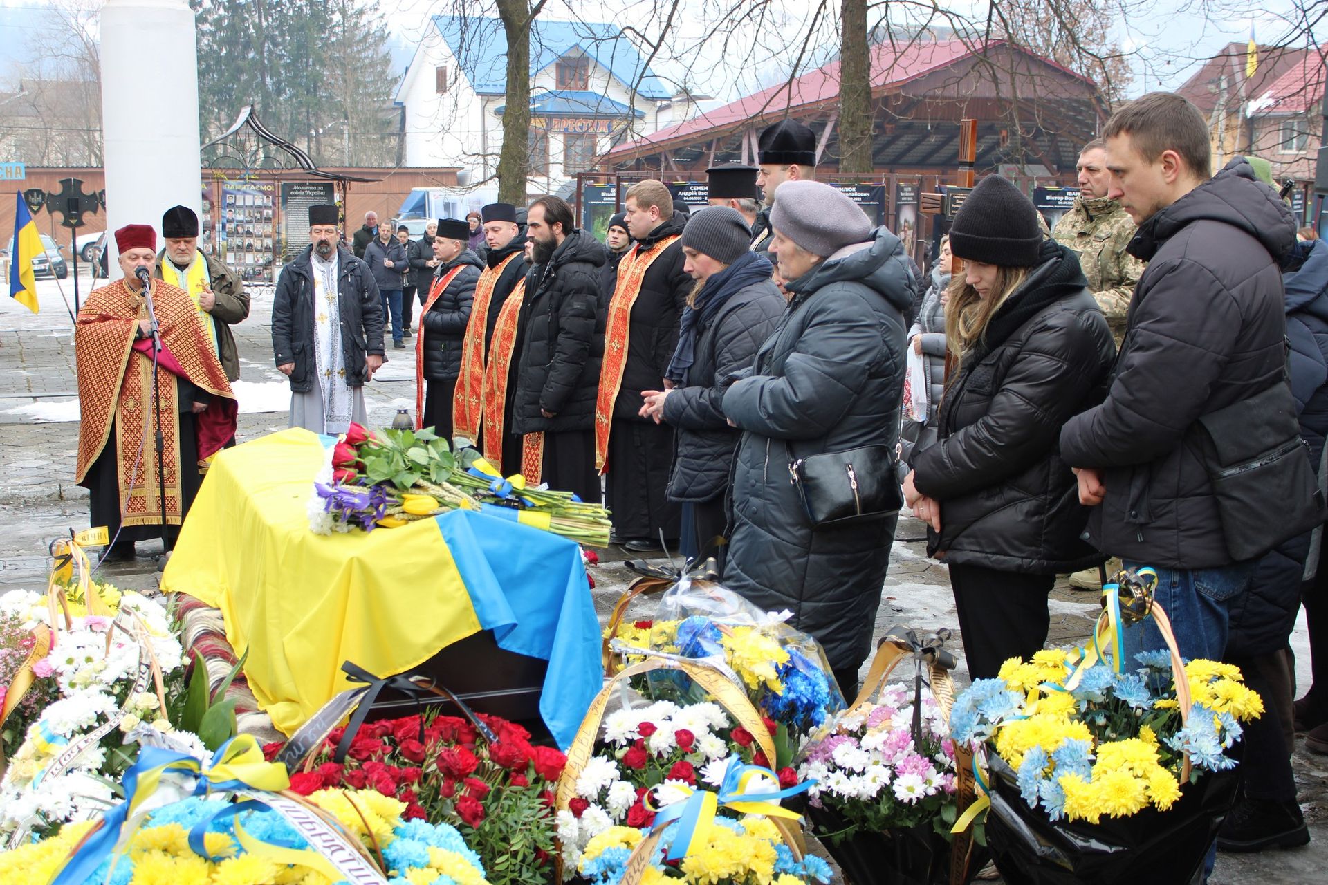 У Верховині провели в останню дорогу померлого воїна Петра Кузика 13