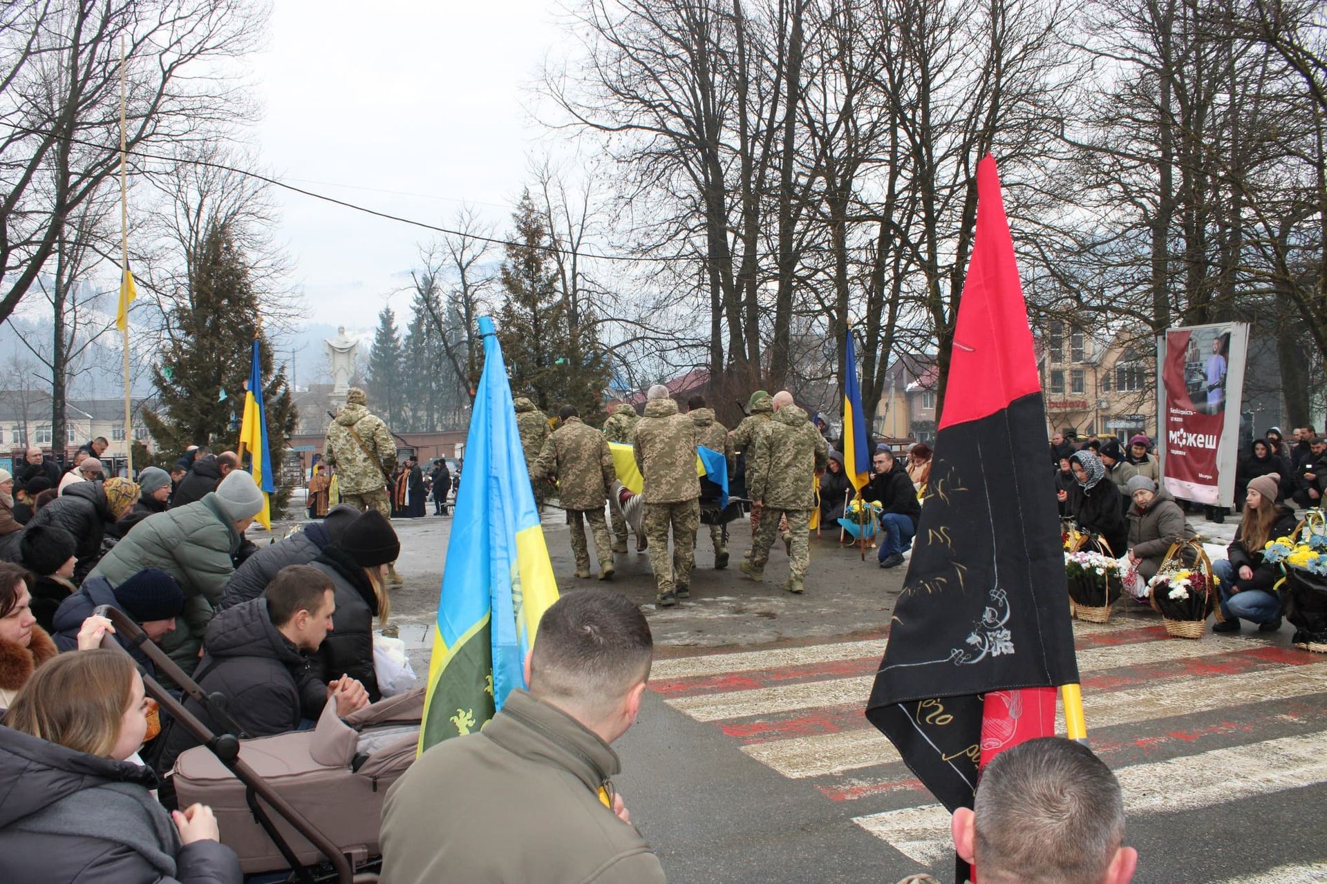 У Верховині провели в останню дорогу померлого воїна Петра Кузика 14