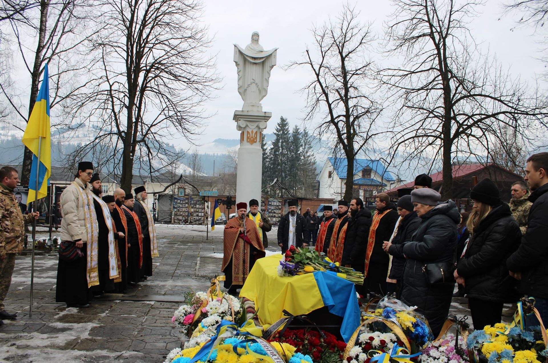 У Верховині провели в останню дорогу померлого воїна Петра Кузика 16