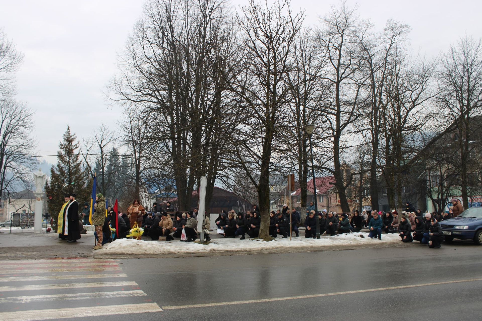 У Верховині провели в останню дорогу померлого воїна Петра Кузика 17