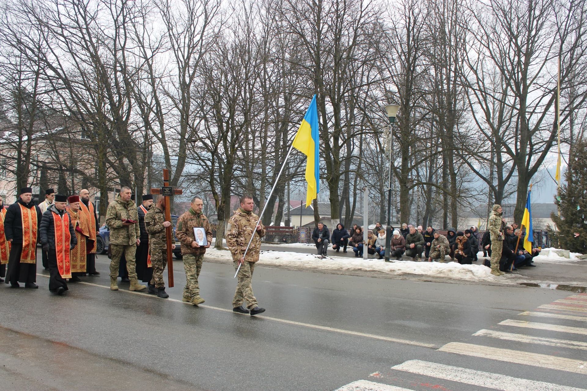 У Верховині провели в останню дорогу померлого воїна Петра Кузика 18