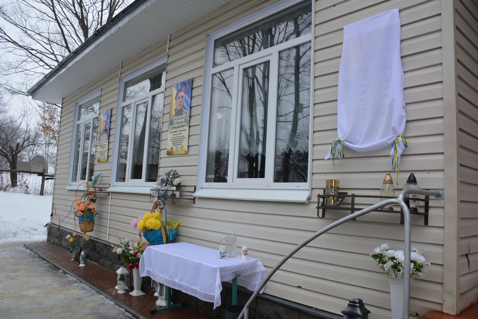 На Надвірнянщині відкрили памʼятну дошку полеглому захиснику Андрію Демидюку 7