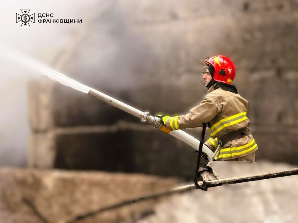 Внаслідок обстрілу на Прикарпатті виникла пожежа на об’єкті критичної інфраструктури 1