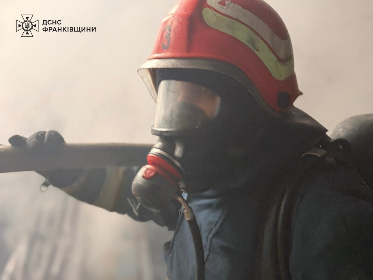 Внаслідок обстрілу на Прикарпатті виникла пожежа на об’єкті критичної інфраструктури 2