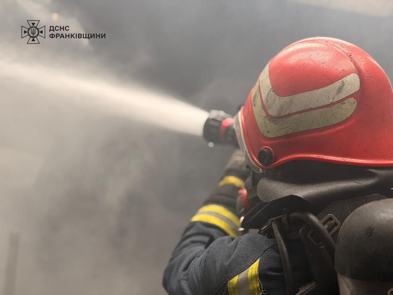 Внаслідок обстрілу на Прикарпатті виникла пожежа на об’єкті критичної інфраструктури 4