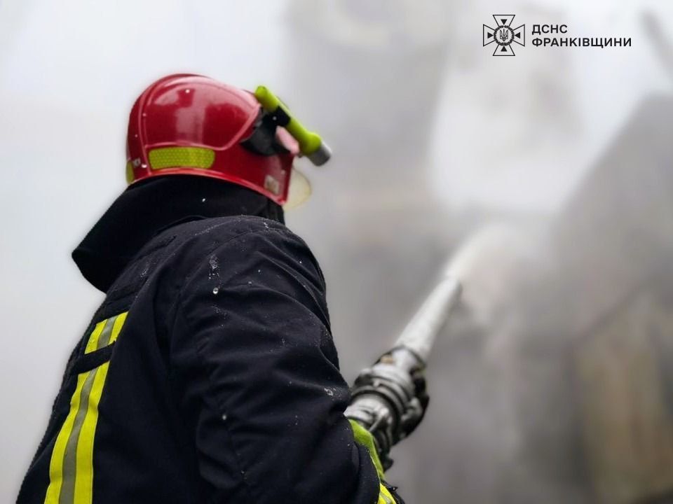 Внаслідок обстрілу на Прикарпатті виникла пожежа на об’єкті критичної інфраструктури 7