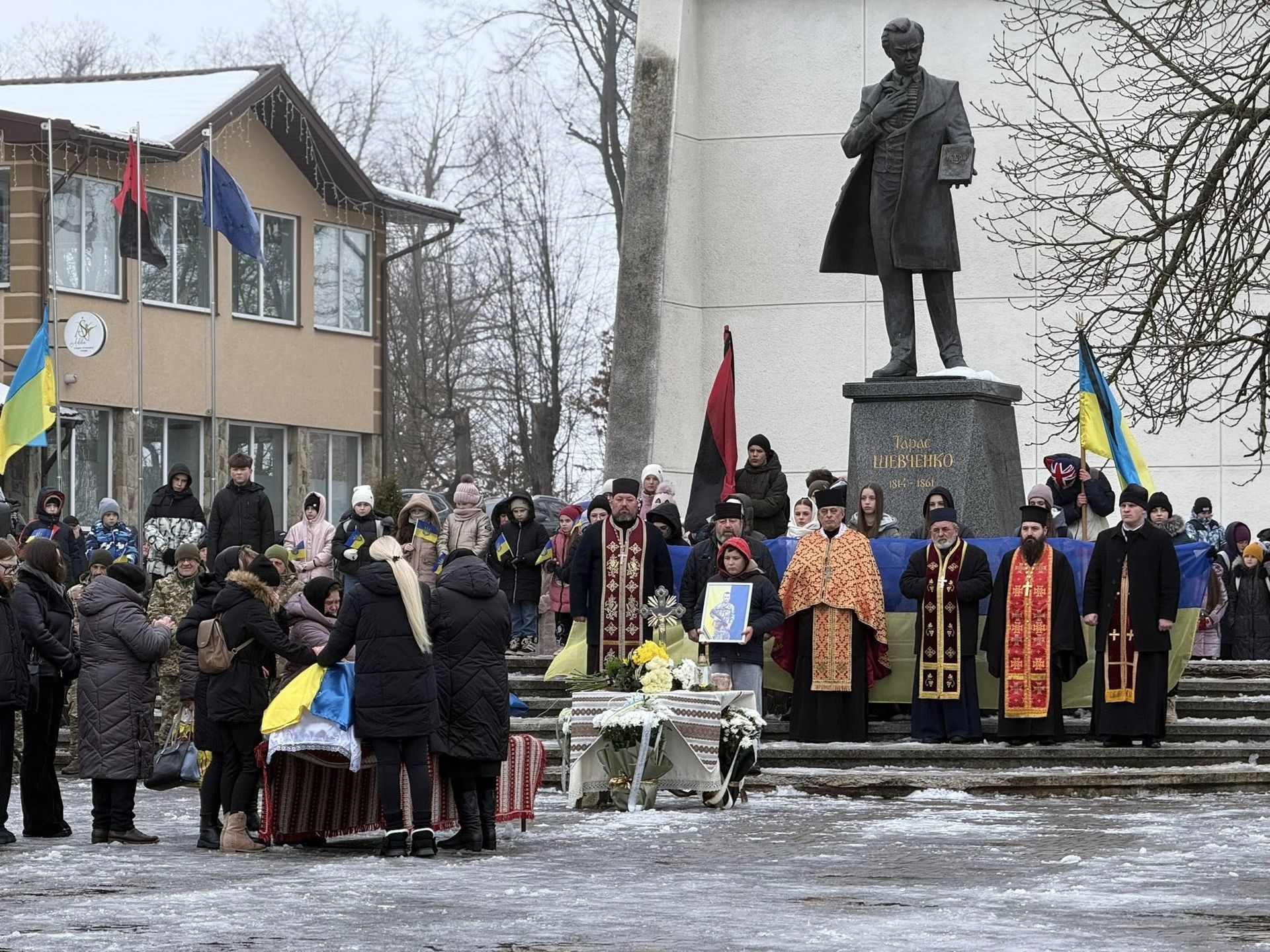 На Коломийщині попрощались із загиблим Героєм Іваном Романюком 2