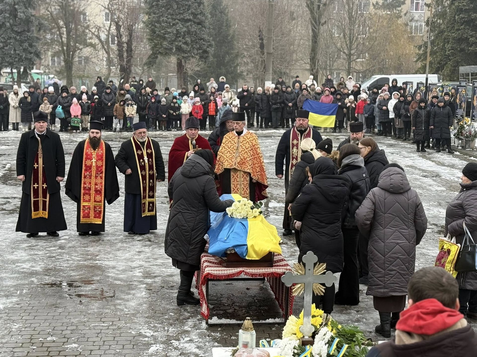 На Коломийщині попрощались із загиблим Героєм Іваном Романюком 4