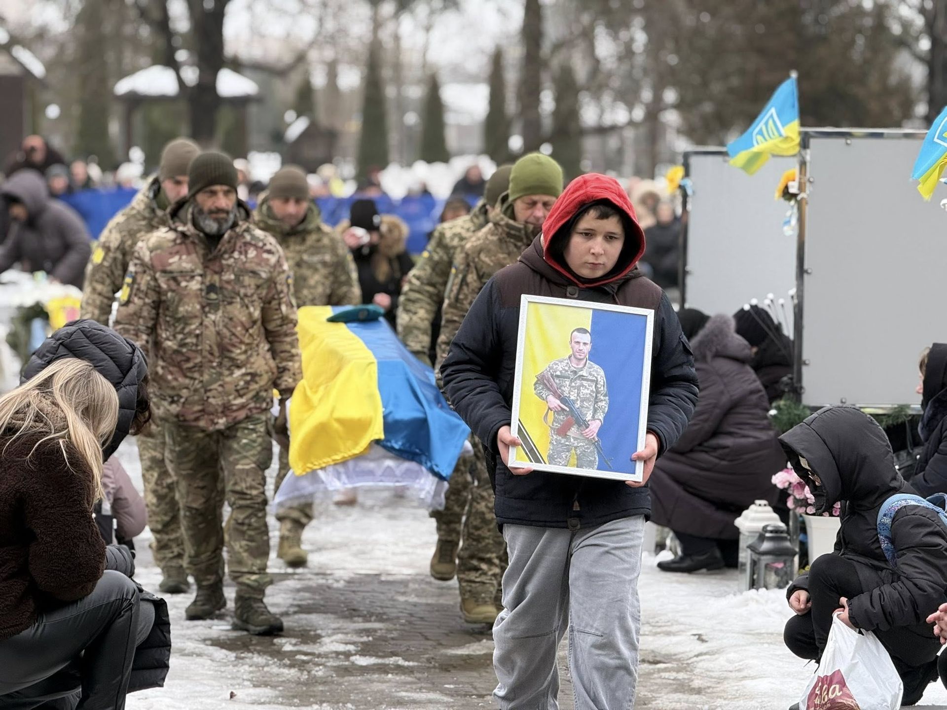 На Коломийщині попрощались із загиблим Героєм Іваном Романюком 10
