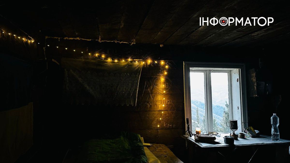 Одна із колиб у Карпатах, власноруч облаштована туристами 