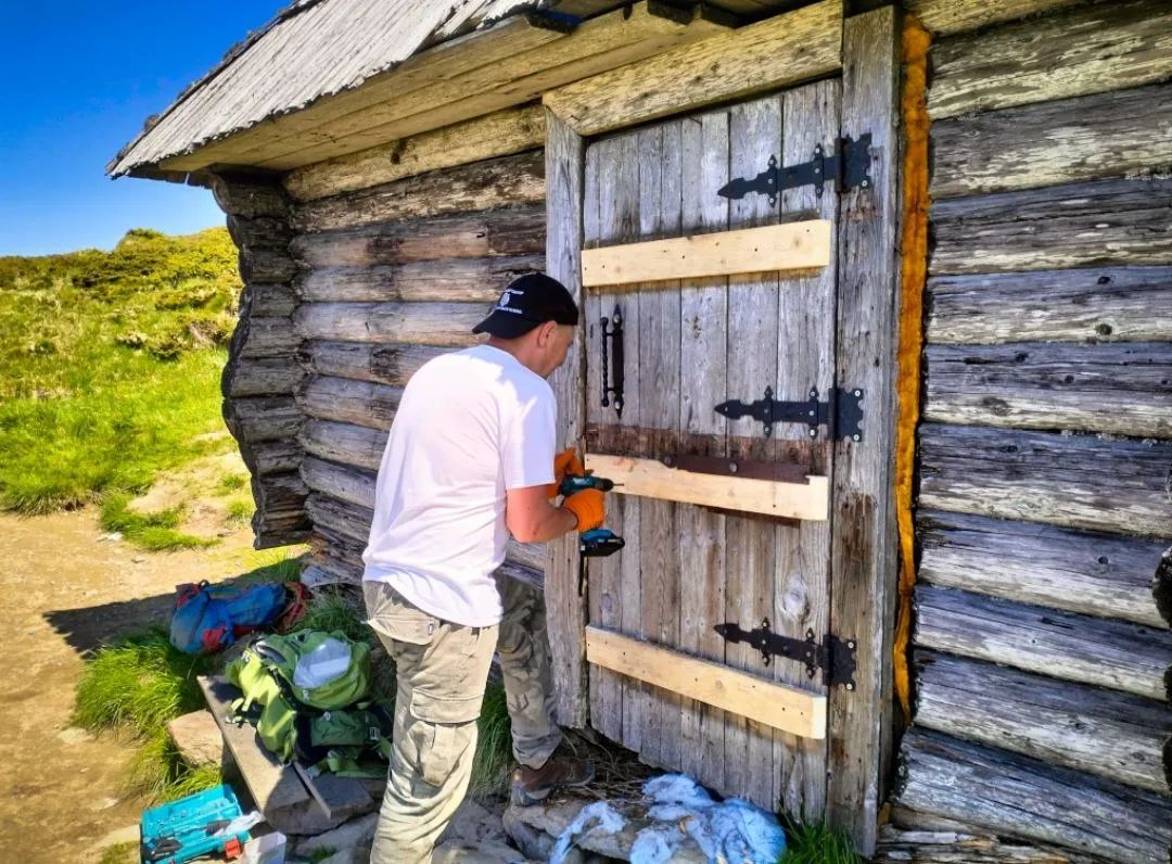 Ремонт у притулку неподалік Говерли. Серпень 2025 року. Фото: команда "Волонтерські мандрівки"