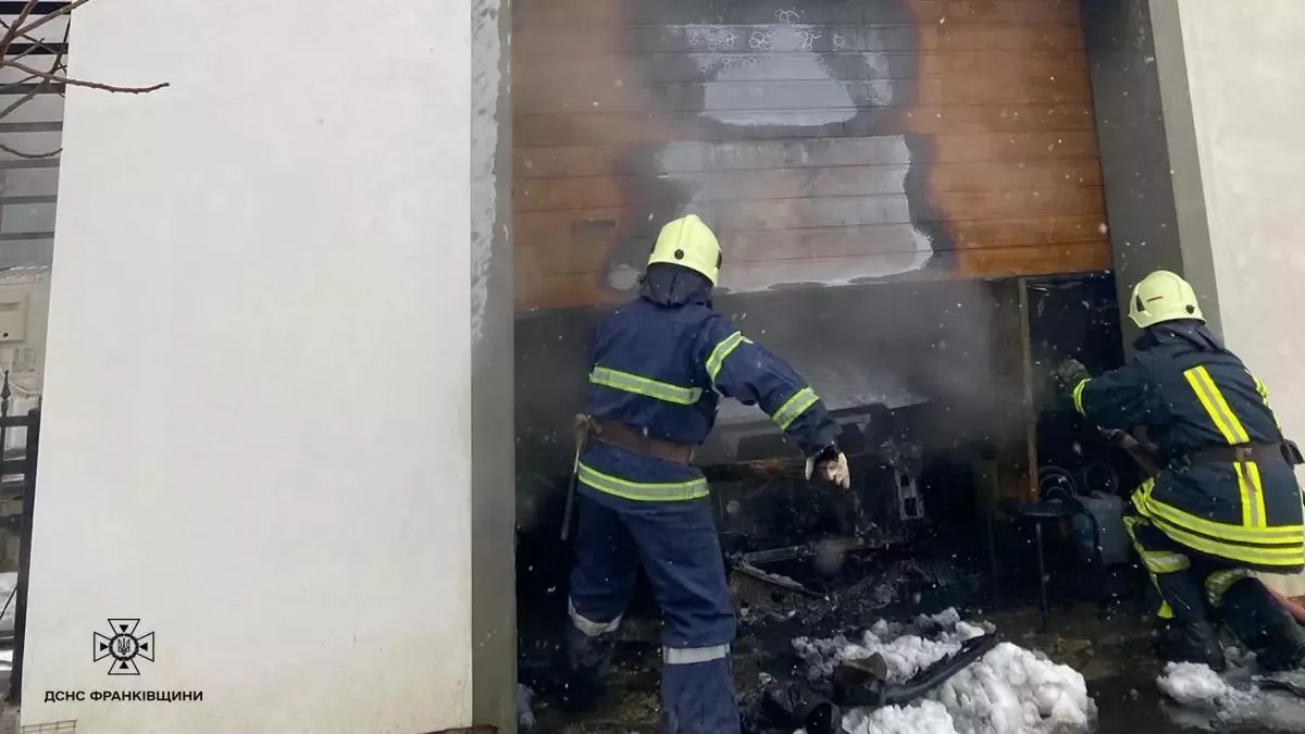 Гараж з автомобілем загорілись у Сопові на Коломийщині