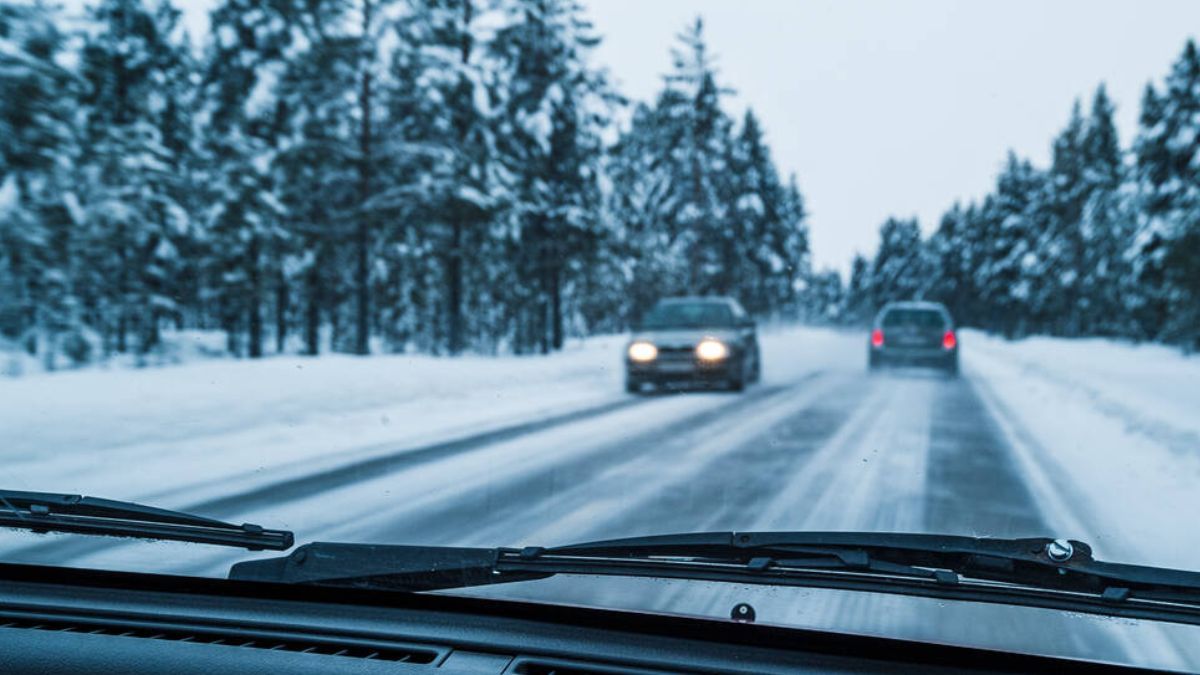 Стан доріг на Прикарпатті: дорожники працюють у посиленому режимі