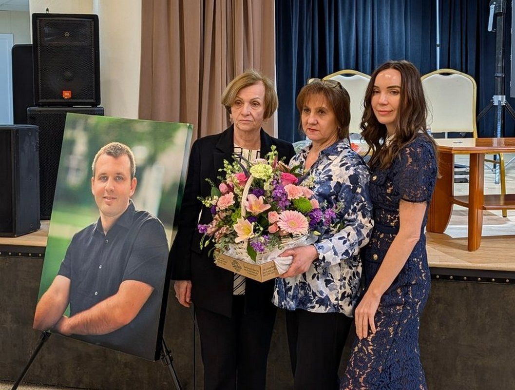 Перша ліворуч — Марія Яворська, поруч з нею авторка книги Руслана Романюк