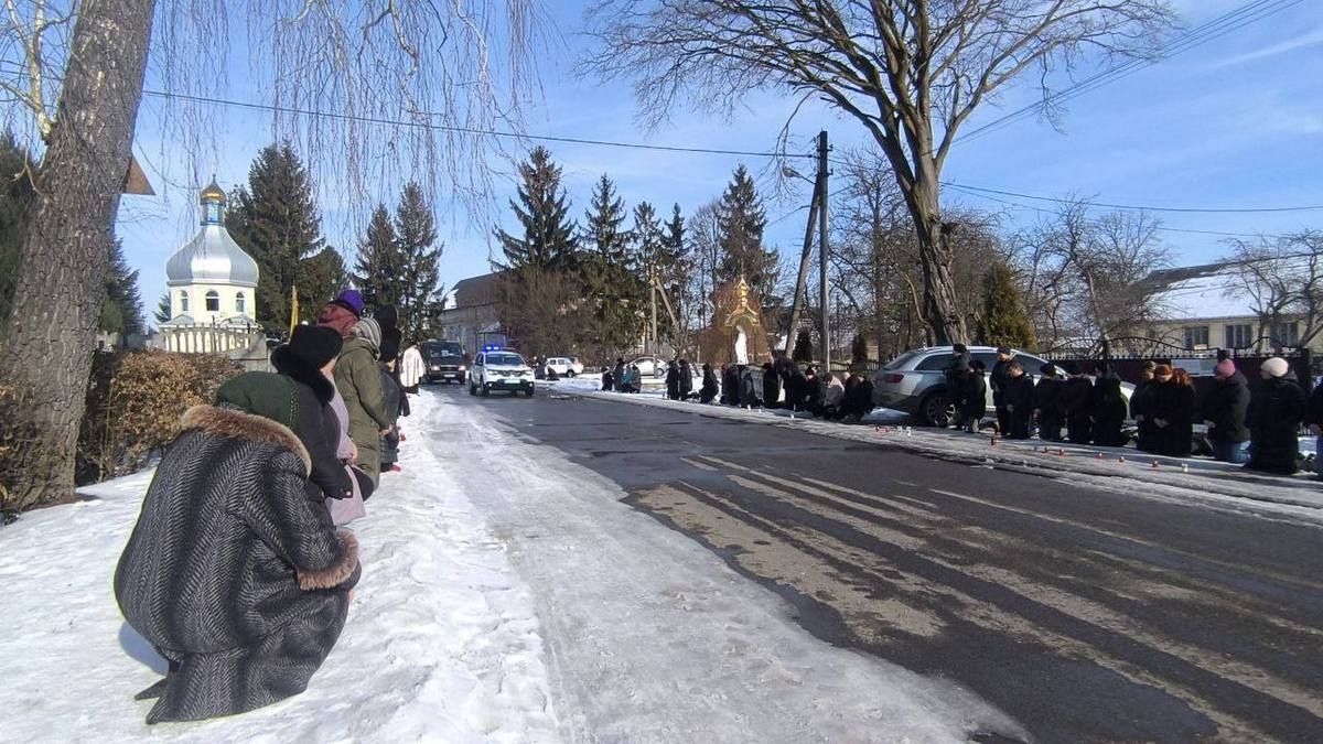 У Матеївецькій громаді на колінах зустріли померлого Героя Михайла Лесюка 5