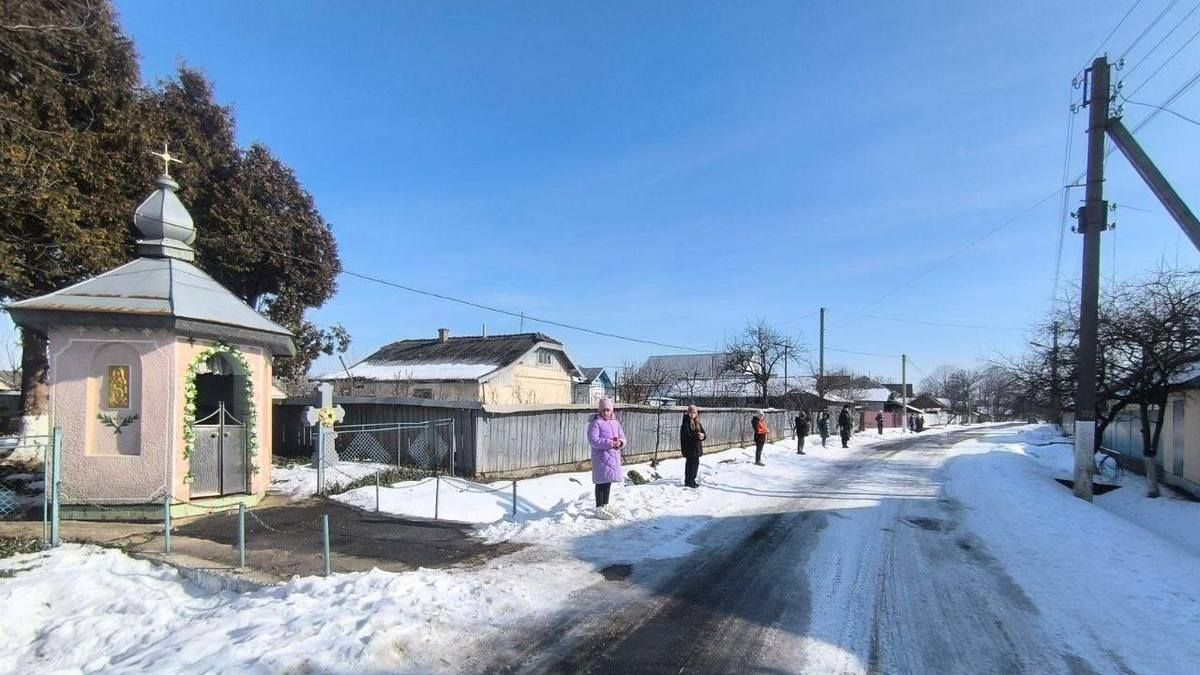 У Матеївецькій громаді на колінах зустріли померлого Героя Михайла Лесюка 6