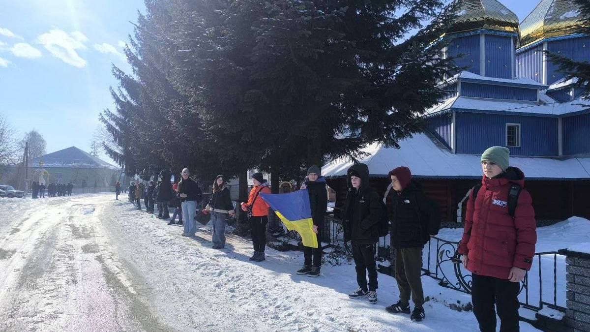 У Матеївецькій громаді на колінах зустріли померлого Героя Михайла Лесюка 4