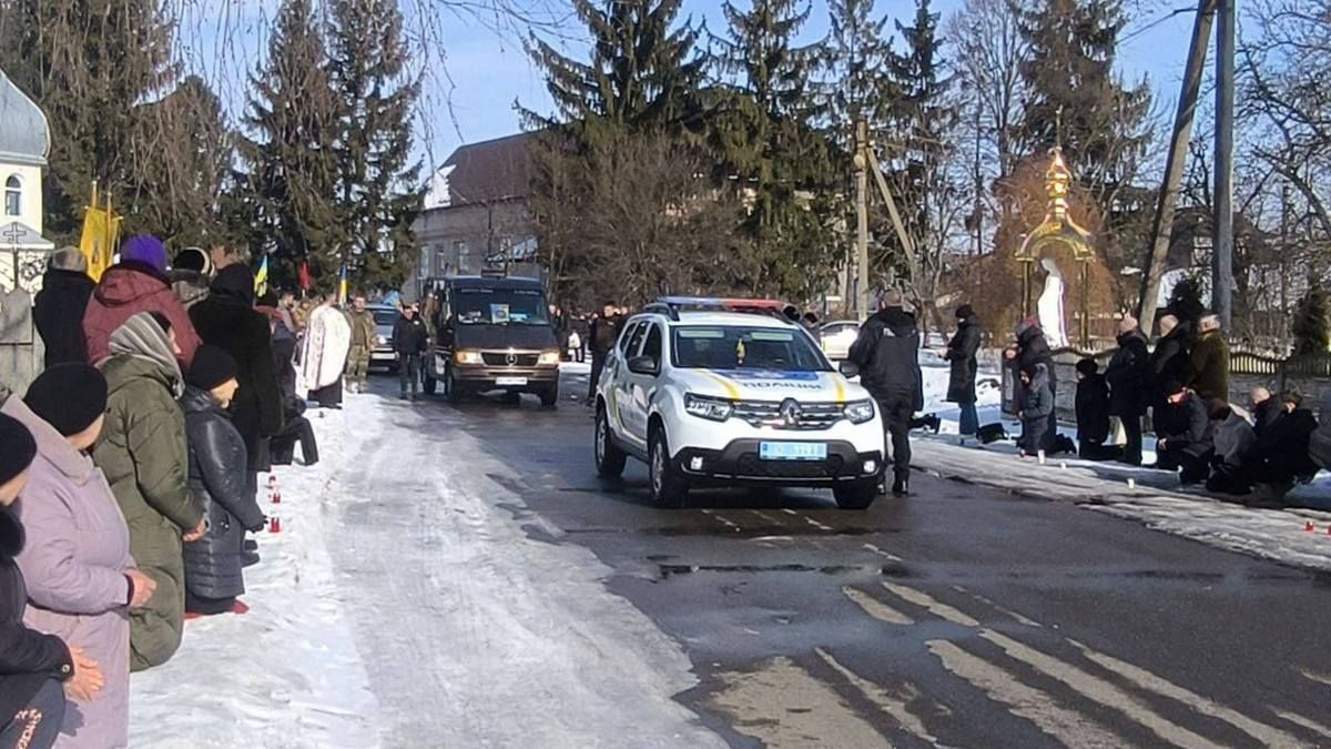 У Матеївецькій громаді на колінах зустріли померлого Героя Михайла Лесюка 3