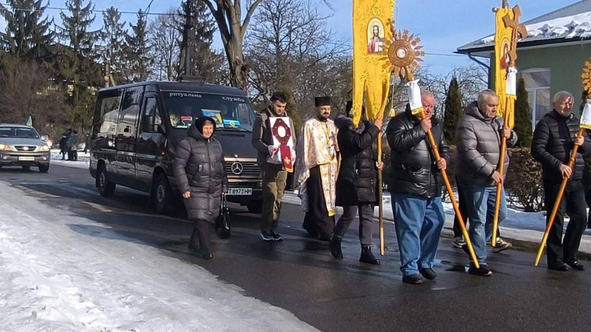 У Матеївецькій громаді на колінах зустріли померлого Героя Михайла Лесюка 1