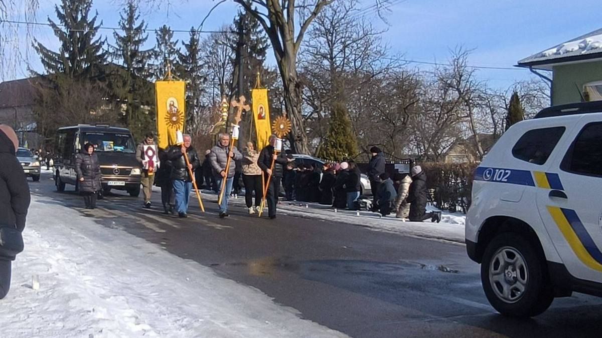 У Матеївецькій громаді на колінах зустріли померлого Героя Михайла Лесюка 2