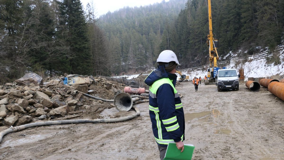 Ремонт автодороги в Микуличині