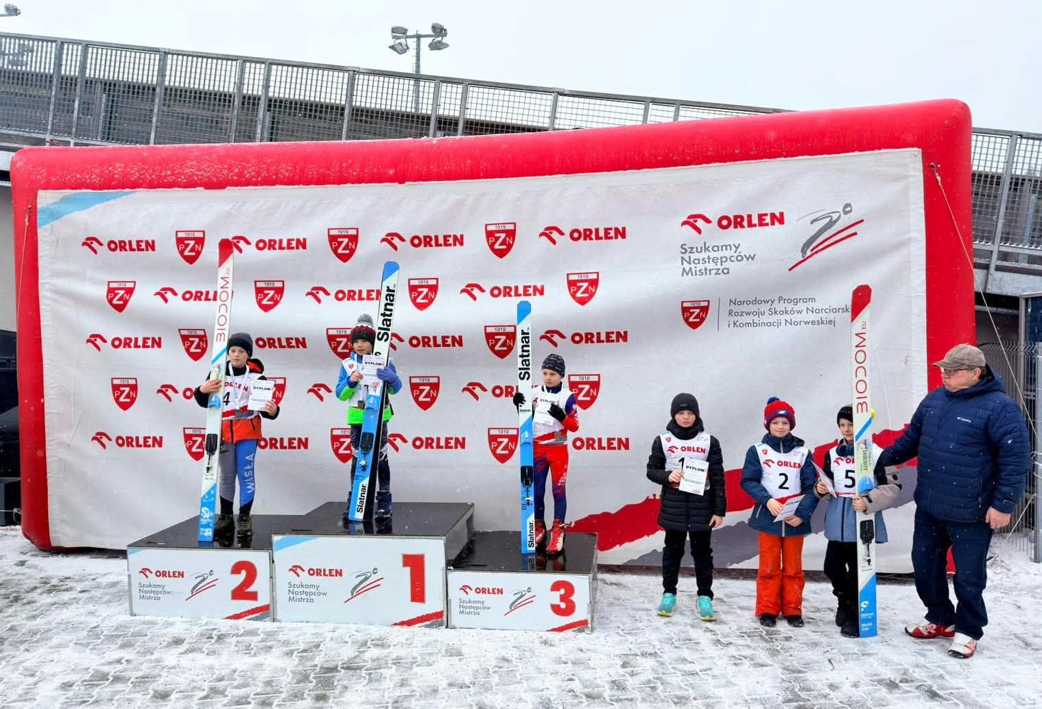 Юні лижники з Ворохтянської громади на змаганнях у Швейцарії. Фото: Ворохтянська селищна рада