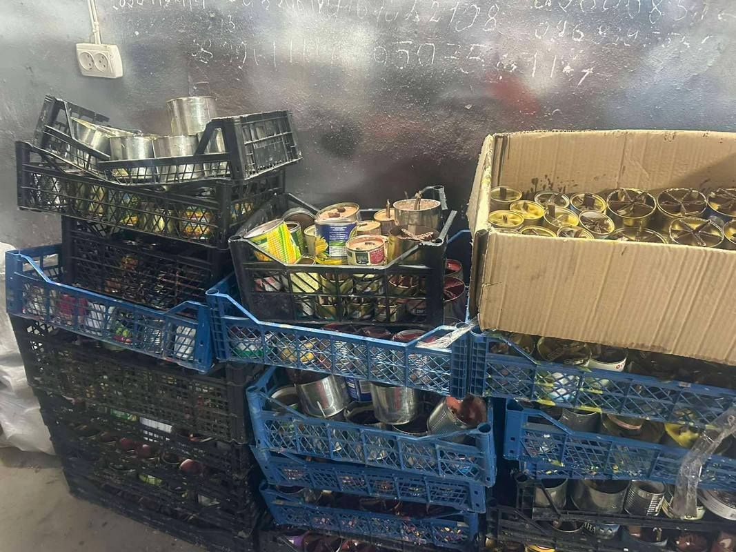 Волонтерка дякує кожному, хто приніс віск, металеві банки, хто пожертвував кошти на виготовлення окопних свічок для військових