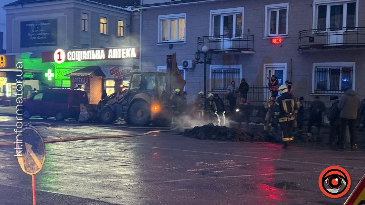 Полум'я посеред площі Привокзальної палає у Коломиї 1