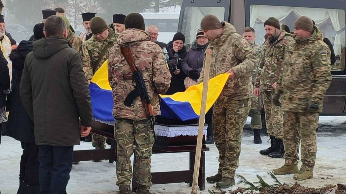 На Коломийщині попрощалися із захисником Михайлом Лесюком 4