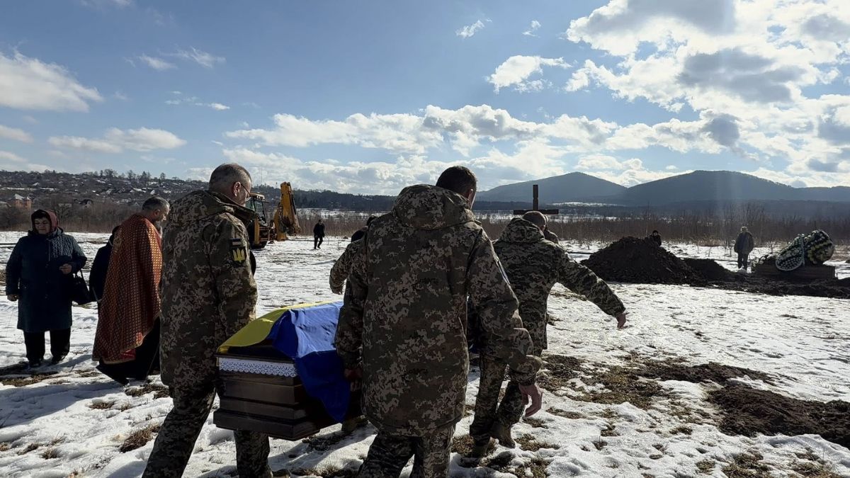 В останю дорогу на Надвірнянщині провели воїна Андрія Фаб'яка 3