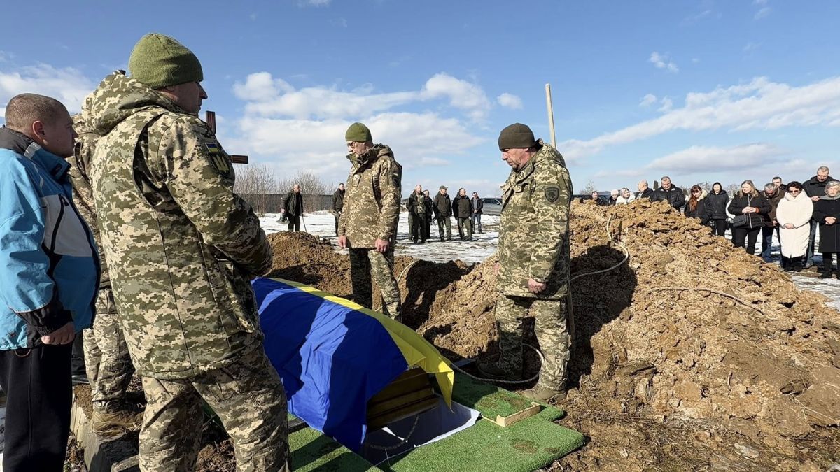 В останю дорогу на Надвірнянщині провели воїна Андрія Фаб'яка 4