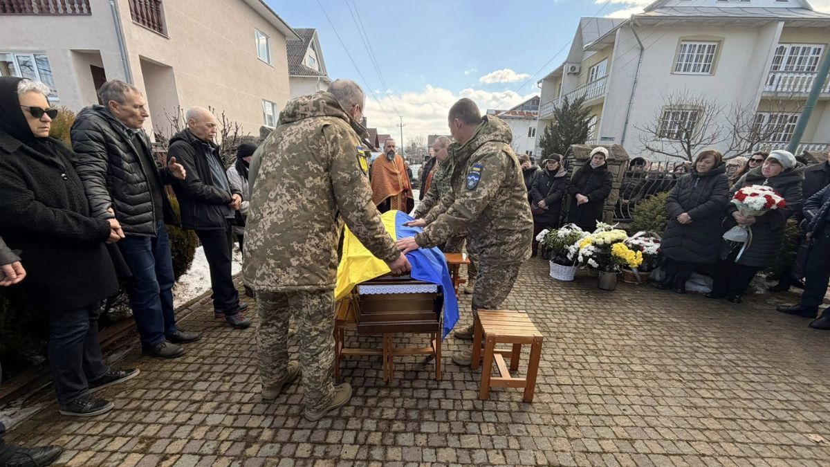 В останю дорогу на Надвірнянщині провели воїна Андрія Фаб'яка 2