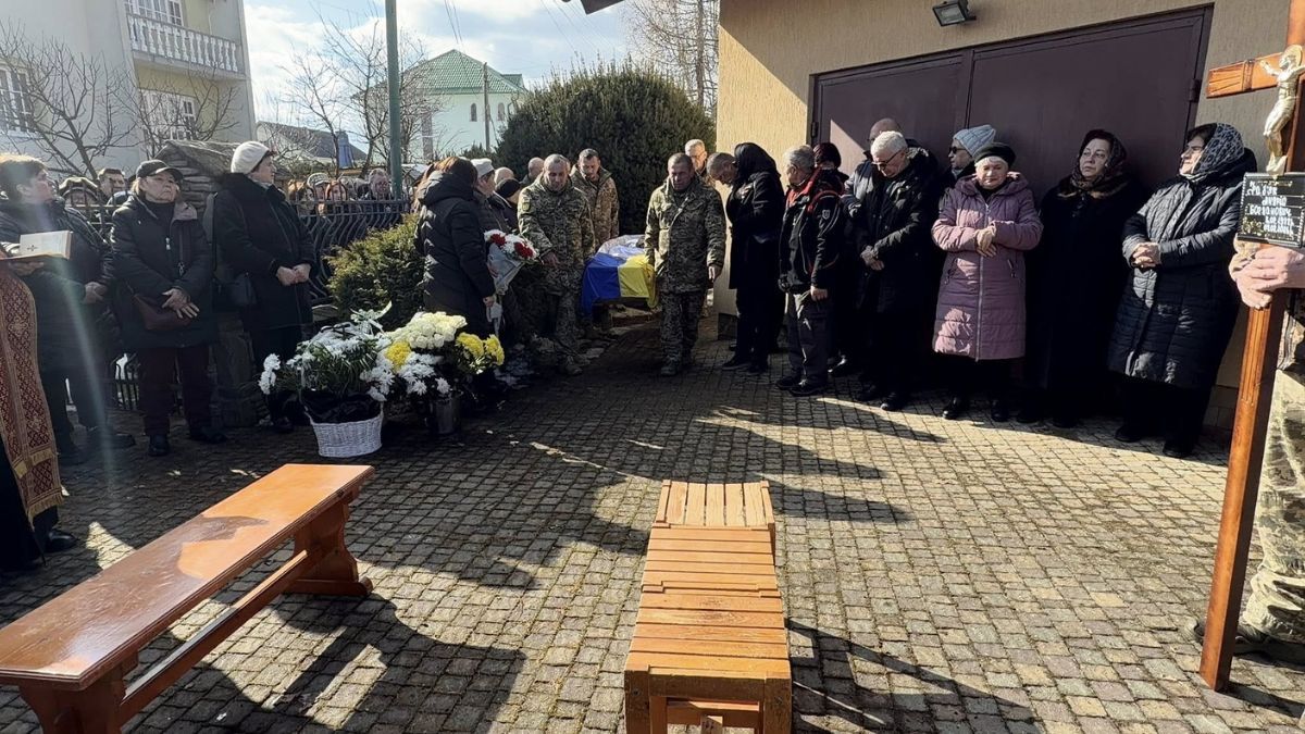 В останю дорогу на Надвірнянщині провели воїна Андрія Фаб'яка 1