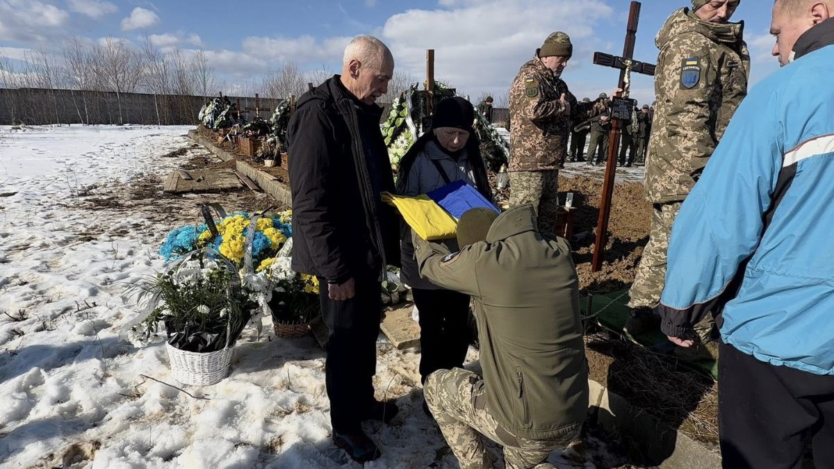 В останю дорогу на Надвірнянщині провели воїна Андрія Фаб'яка 5