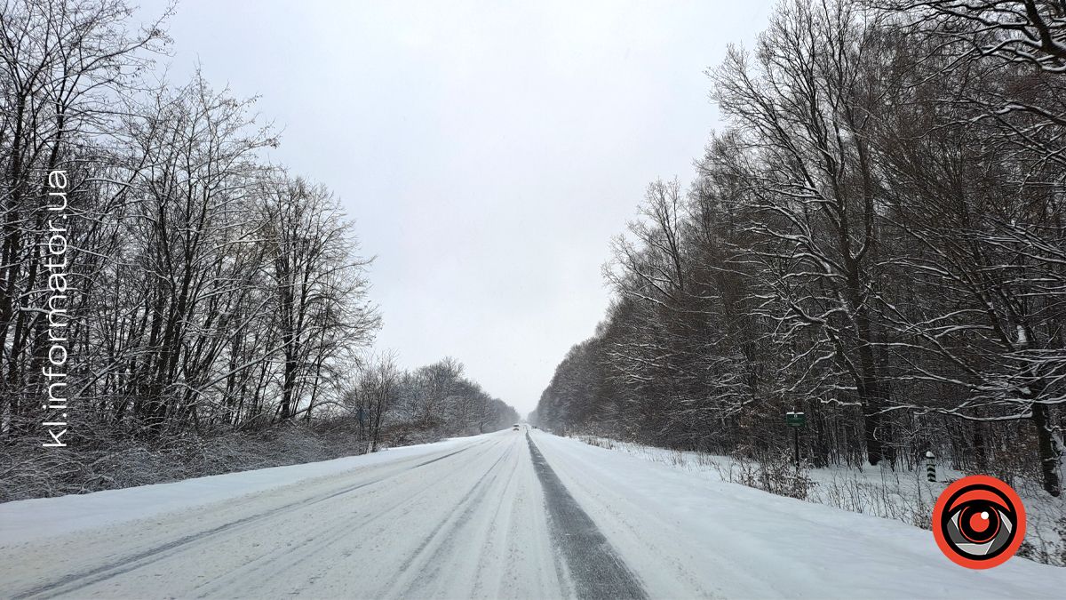 Дорожні служби на Прикарпатті працюють у посиленому режимі через негоду