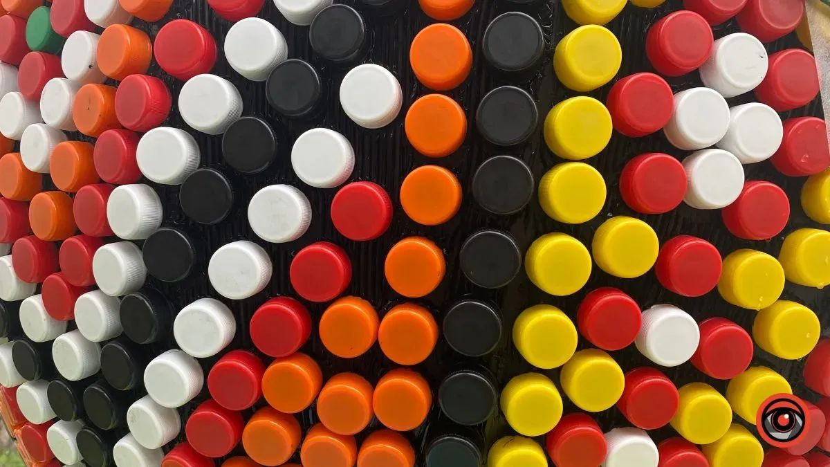 Як господиня з Прикарпаття використовує кришки від пляшок у городництві