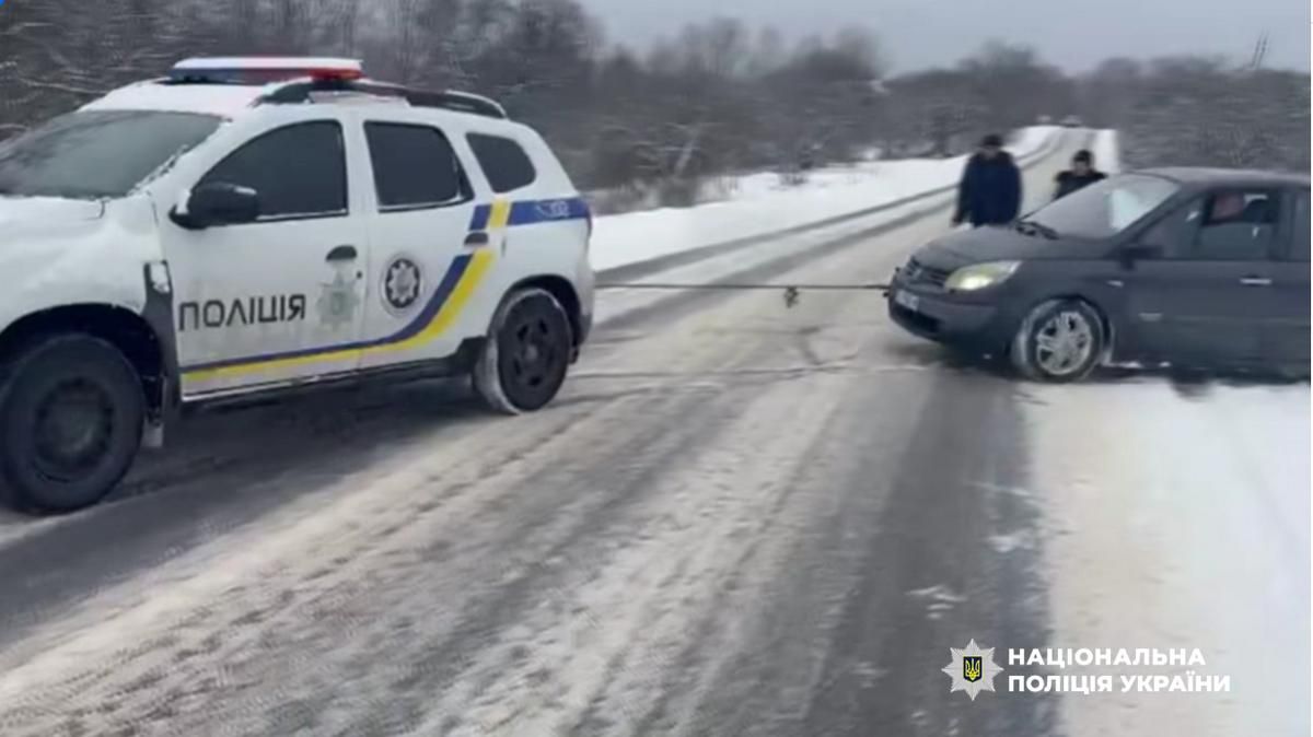 Легковик з'їхав у кювет через ожеледицю у Косові: допомогла поліція
