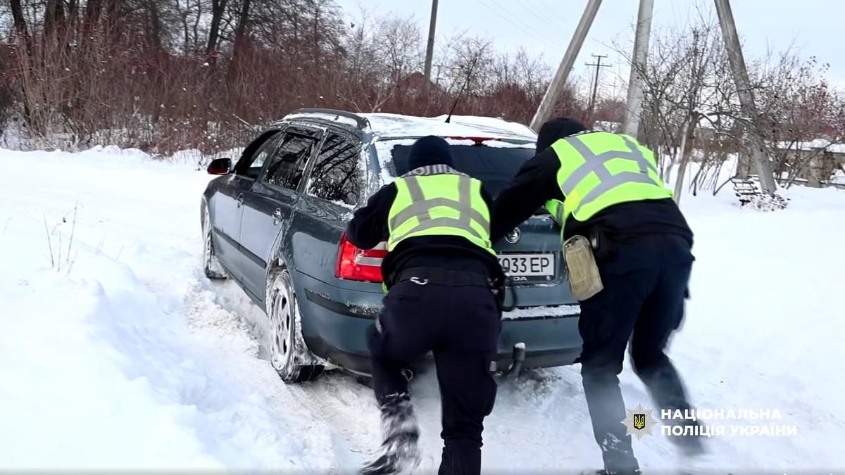 Легковик з'їхав у кювет через ожеледицю у Косові: допомогла поліція 2